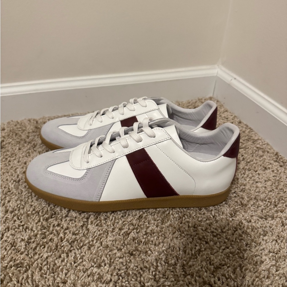 Stylish White and Burgundy Men's Sneakers